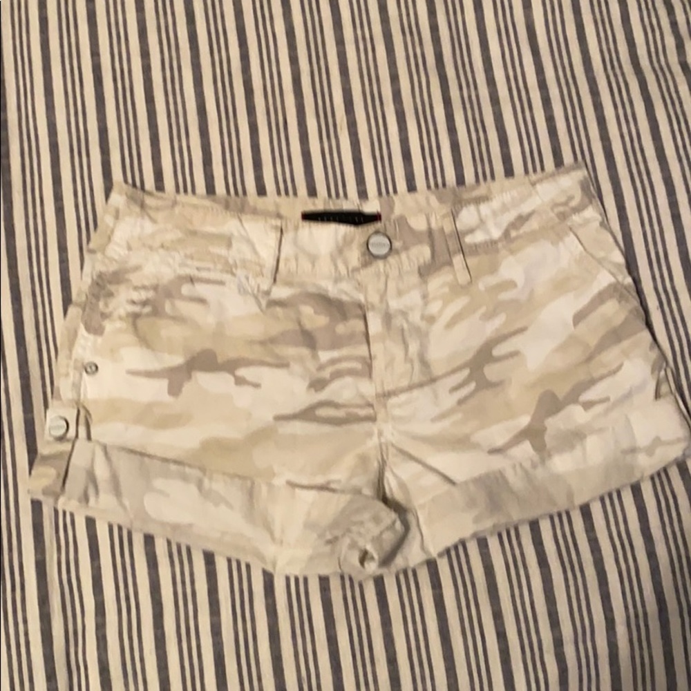 Sanctuary women’s camo shorts
